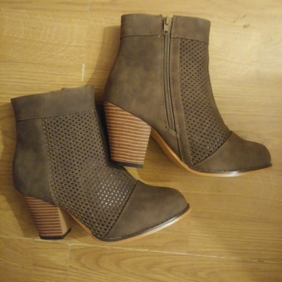 🆕NUBUCK PERFORATED WOMEN'S BOOTIE - Picture 2 of 8